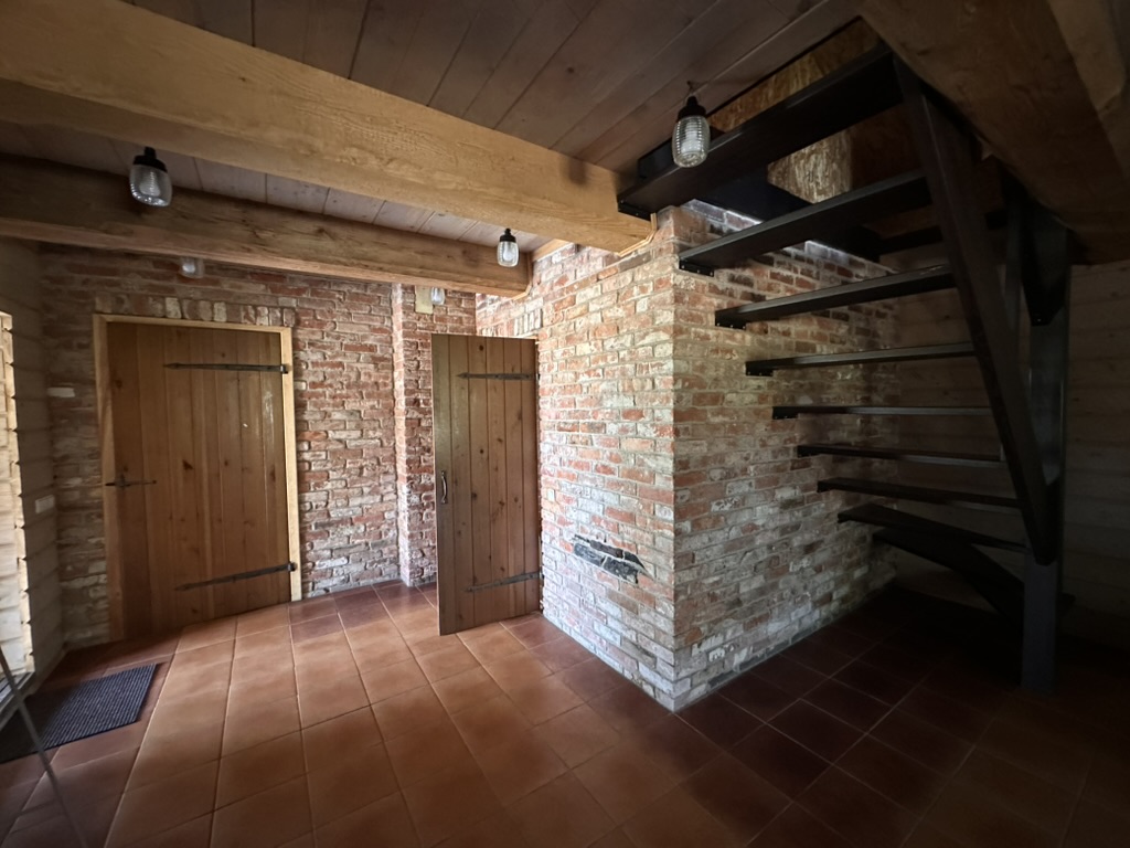 Mediniai laiptai ir plytų interjeras