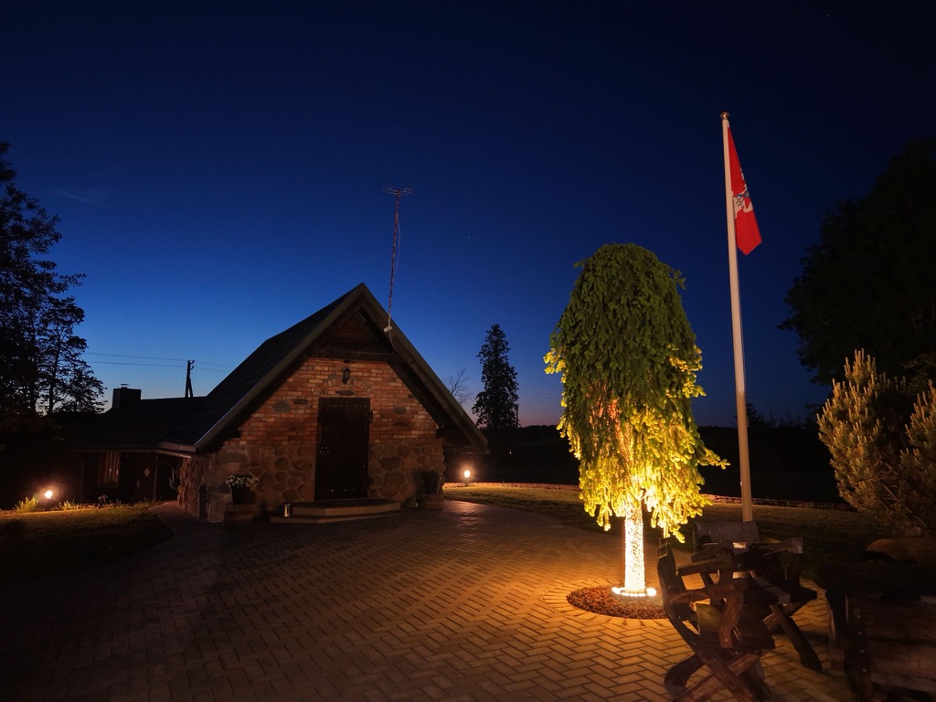Vakarinė sodybos aplinka