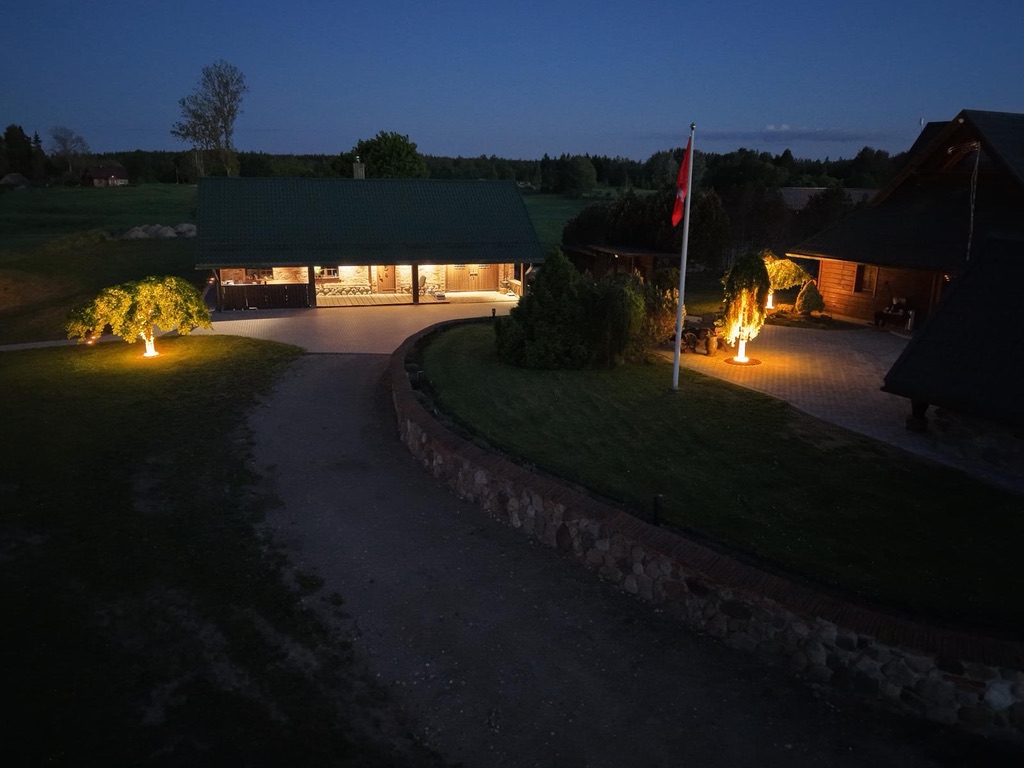 Milžinai Retreat teritorija vakare