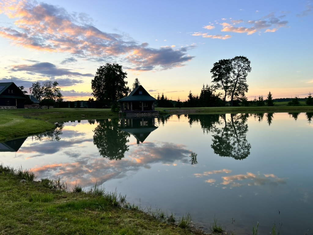 Tvenkinys saulėlydžio metu